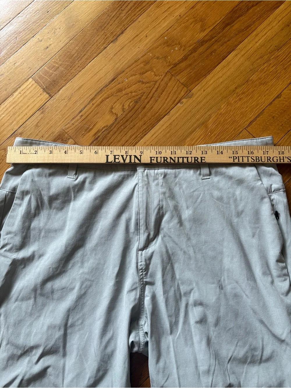 Vuori Shorts Men’s Size 34 Chino Golf Hiking Casual Gray Moisture Wicking